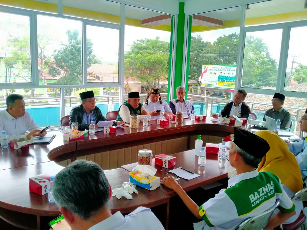 Proses rapat pleno dalam hal penetapan besaran nominal pembayaran zakat fitrah 1444 H/2023 M. Rapat pleno tersebut dilaksanakan pada Rabu 01 Maret 2023 di Aula Rapat BAZNAS Kabupaten Subang.