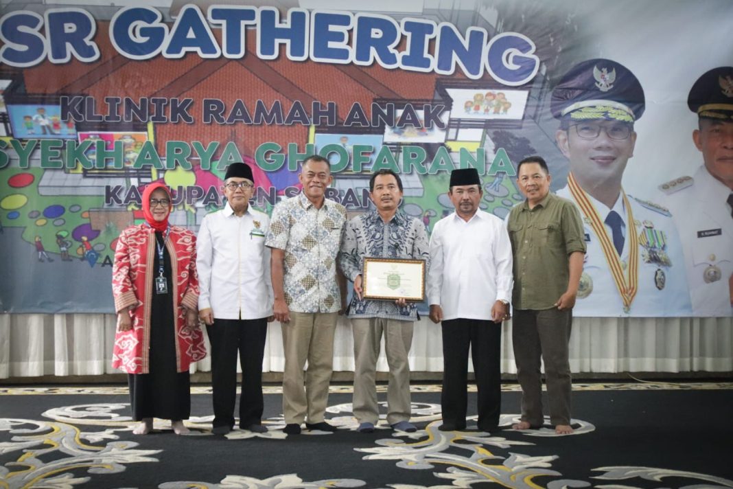 Proses penyerahan penghargaan atas program Tanggung Jawab Sosial dan Lingkungan (TJSL) yang diserahkan secara langsung oleh H. Ruhimat kepada PT. Dahana dan didampingi oleh Ketua Baznas Provinsi Jawa Barat dan Ketua Baznas Kabupaten Subang