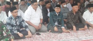 Ketua Baznas Kabupaten Subang KH. Musfiq Amrullah (tengah) saat hadir di tengah-tengah kegiatan “Safari Ramadhan, Jawara Ngabuburit”, yang bertempat di Masjid Raudhatul Jannah, Gambarsari, Kecamatan Pagaden, Kabupaten Subang, Selasa 28 Maret 2023