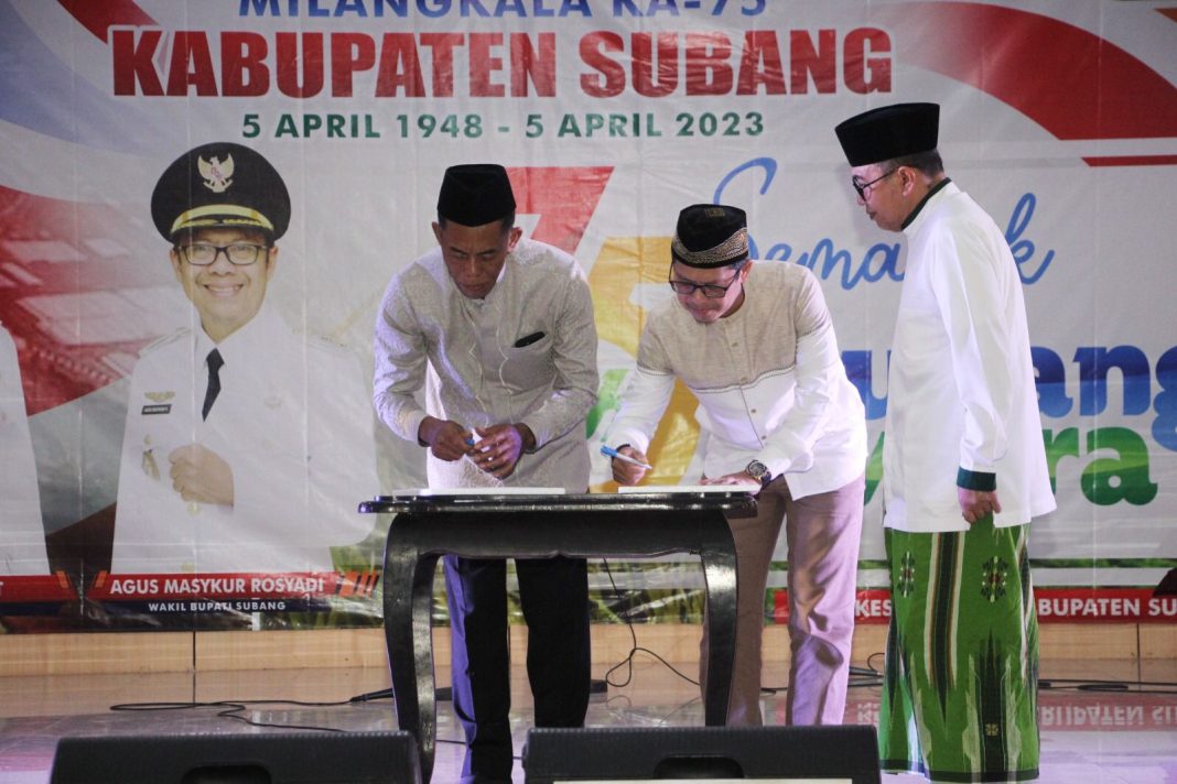 Bupati dan Wakil Bupati Subang saat menandatangani BSZ dan disaksikan langsung oleh Ketua Baznas Kabupaten Subang KH. Musyfiq Amrullah